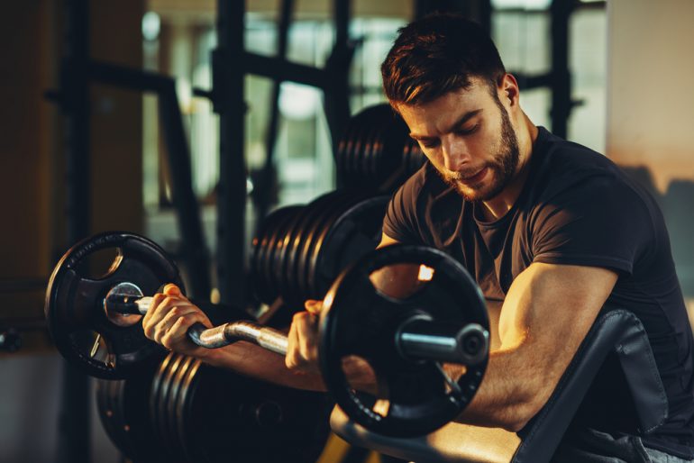 The right way to breathe when lifting weights in fitness routine
